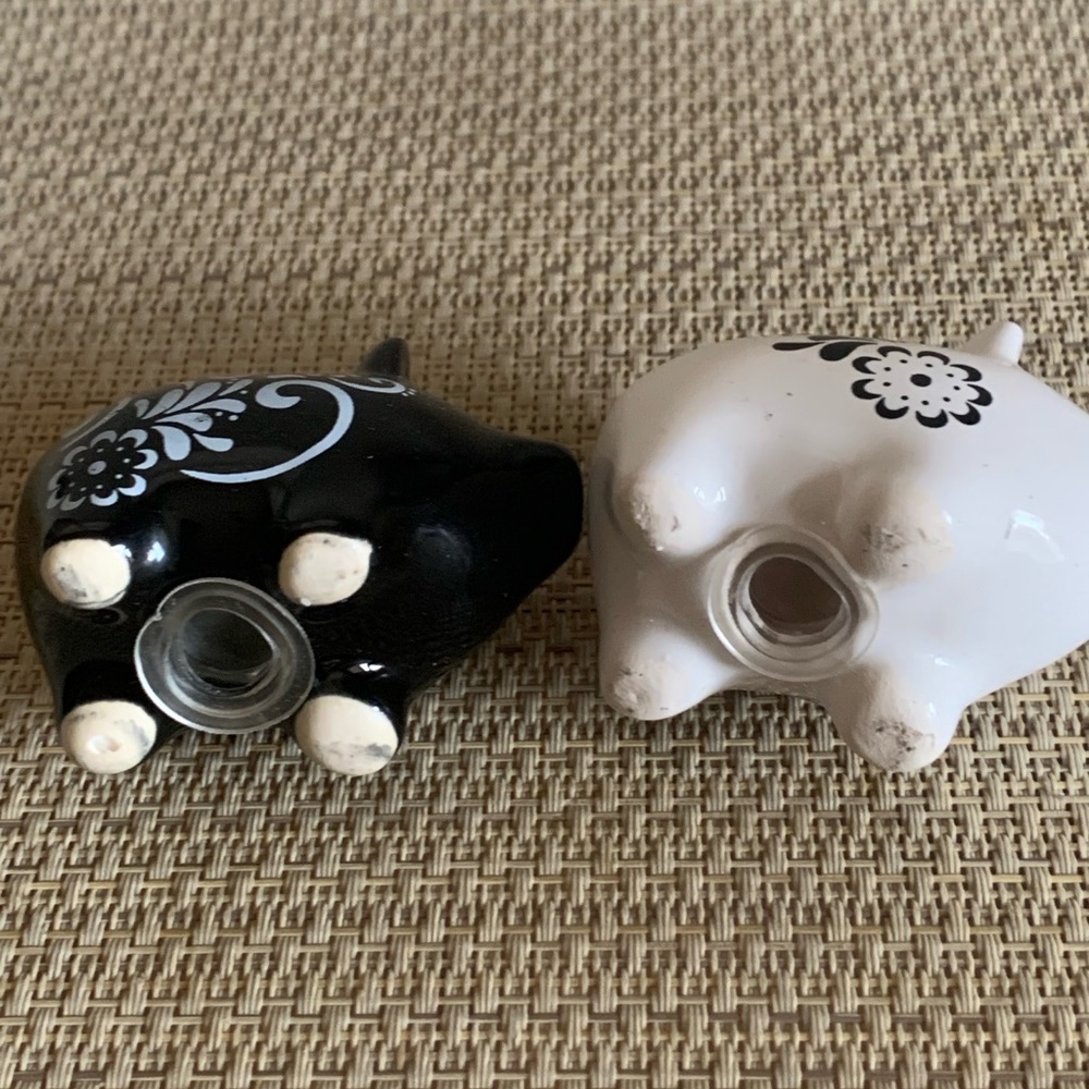 Black and White Pig Salt and Pepper Shakers - Picture 10 of 10